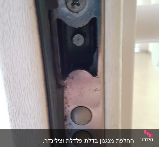 מנעול דלת עם ברגים וחלודה קלה